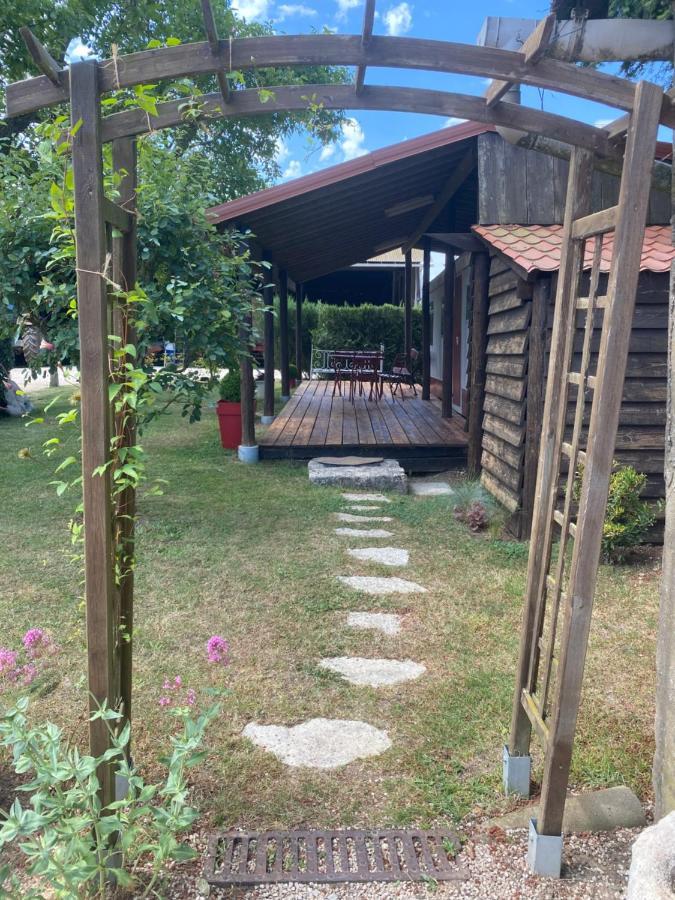 Mobilhome Sous Chalet En Bois A La Ferme Josnes Exterior photo