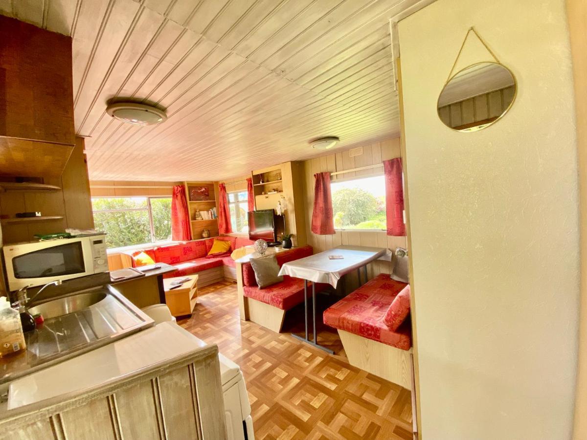 Mobilhome Sous Chalet En Bois A La Ferme Josnes Exterior photo