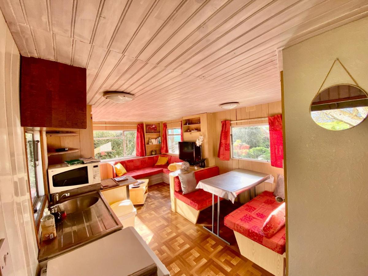 Mobilhome Sous Chalet En Bois A La Ferme Josnes Exterior photo