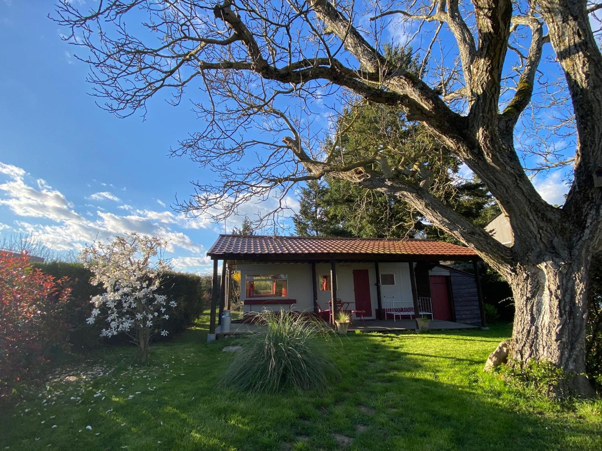 Mobilhome Sous Chalet En Bois A La Ferme Josnes Exterior photo